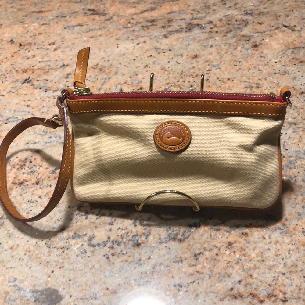 🆕Authentic Dooney & Bourke Tan Wristlet